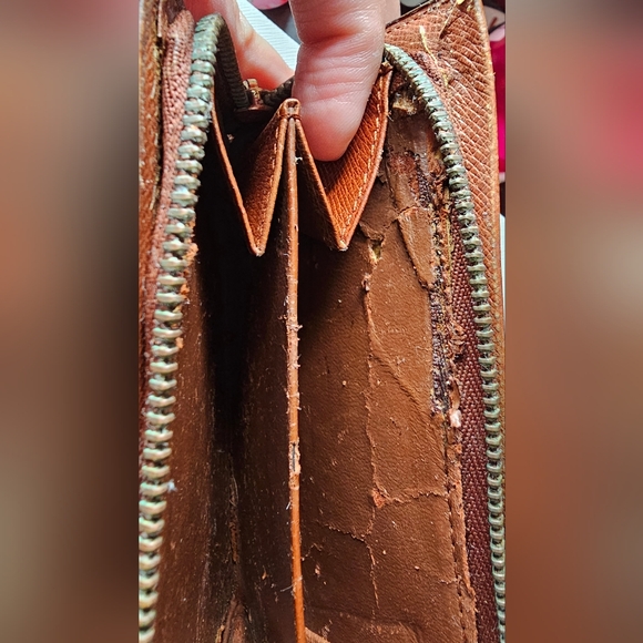 Louis Vuitton Monogram Wallet Authentic Logo GUC minor callouts in coin pouch - Picture 9 of 16